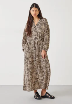 hush Dresses|Camila Relaxed Print Midi Dress Contrast Mark Neutral