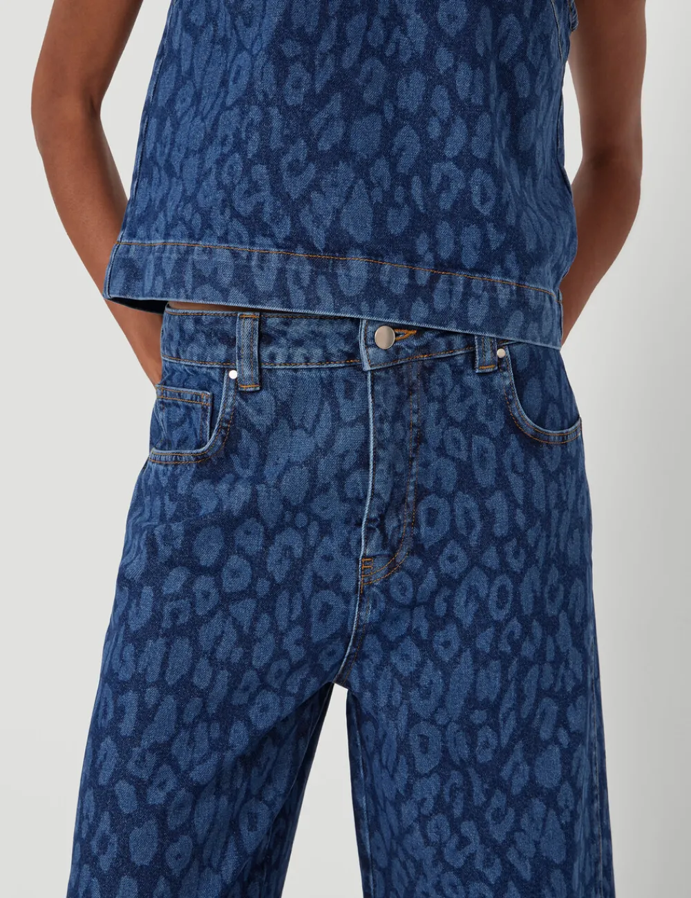 hush Jeans|Cropped Bree Horseshoe Barrel Leg Jeans Laser Leopard Print Mid Blue