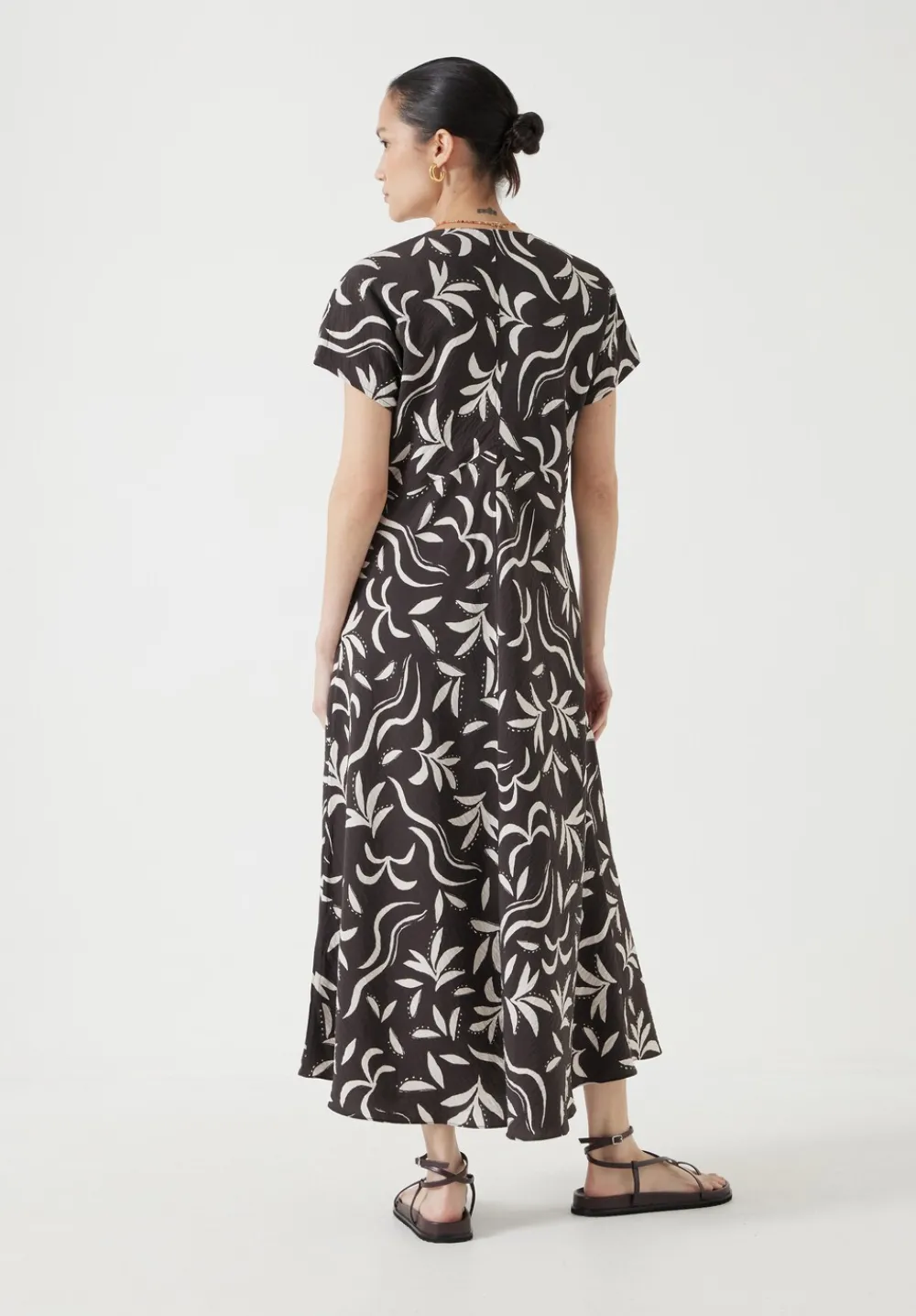 hush Dresses|Grace Air Flow V-Neck Maxi Dress Palm Print Chocolate