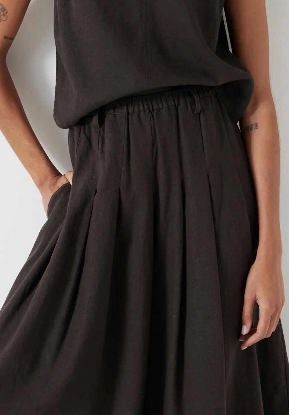 hush Skirts|Ivy Pleated Linen Blend Midi Skirt Dark Brown