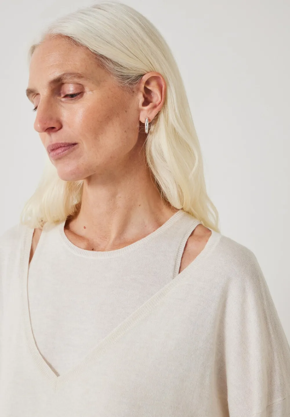 hush Jumpers & Cardigans|Kitty Super Slouchy Easy V Jumper Soft White
