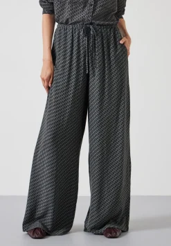 hush Trousers|Sandra Printed Trouser Geo Star Khaki