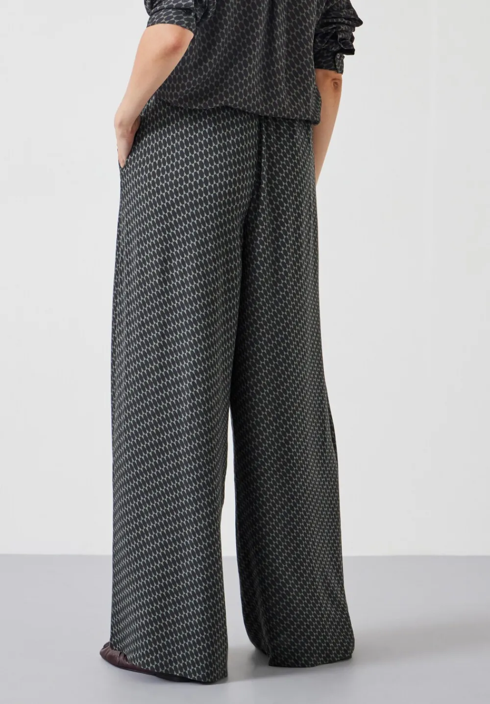 hush Trousers|Sandra Printed Trouser Geo Star Khaki