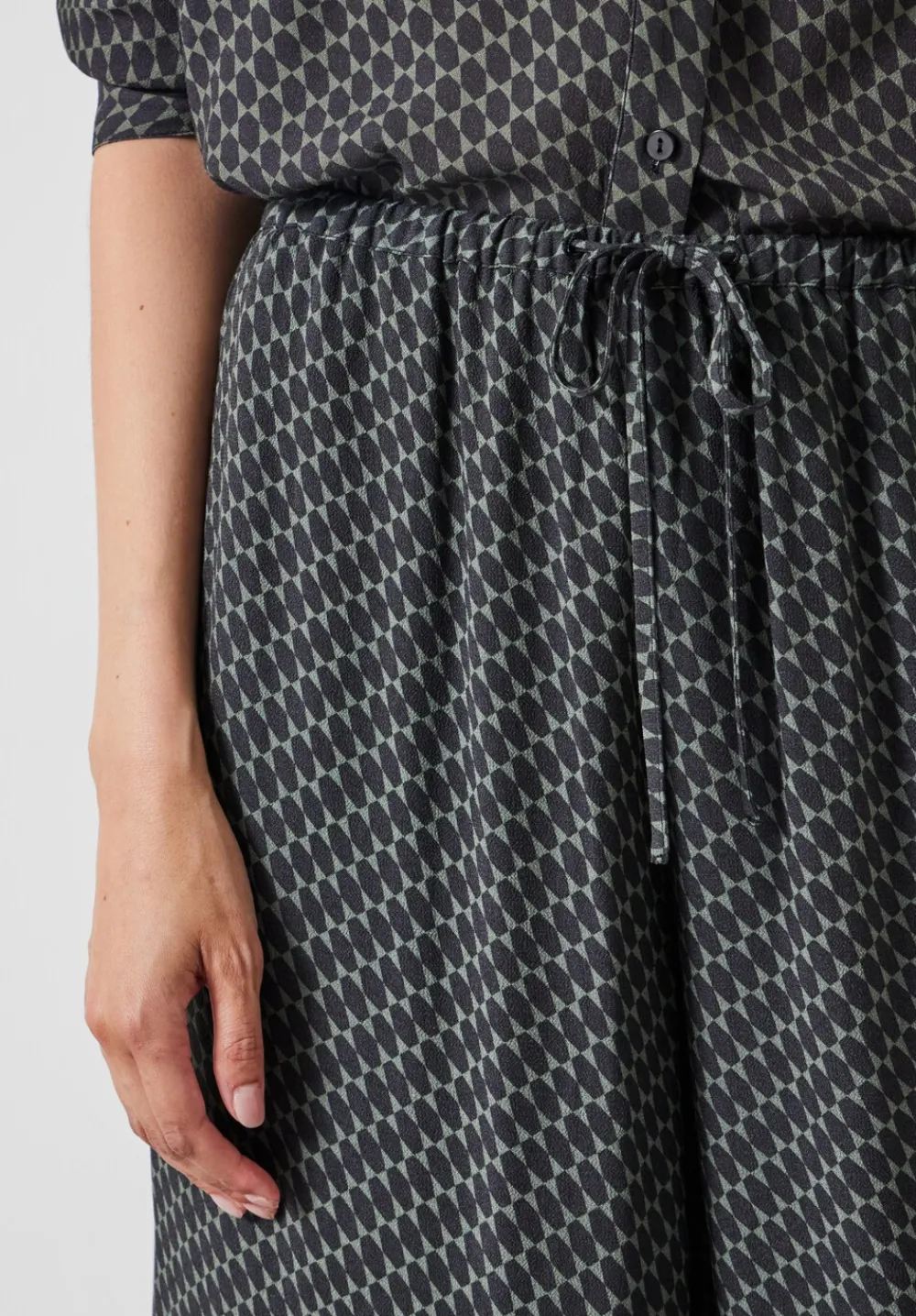 hush Trousers|Sandra Printed Trouser Geo Star Khaki